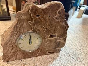 lot 824 image: Vintage Agate Stone Table Clock with Swirled Pattern