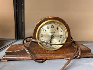 lot 835 image: Hammond Electric Mantel Clock with Wood Case