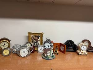 lot 840 image: Collection of 12 Vintage and Novelty Tabletop Clocks