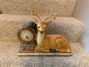 lot 844 image: Vintage Deer Figurine Mantel Clock
