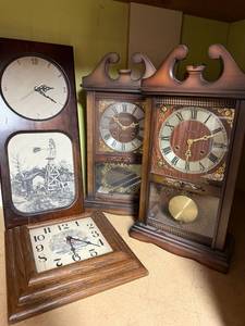 lot 850 image: Set of 4 Vintage Wooden Wall Clocks Including Sehwa and Wangja