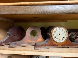lot 851 image: Group of 4 Vintage Wooden Mantel Clock Cases