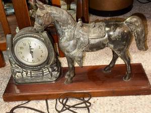 lot 889 image: Vintage Horse and Horseshoe Mantel Clock on Wooden Base