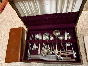lot 909 image: Assorted Vintage Flatware Collection in Wooden Case