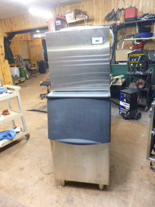 lot 3 image: Technicaldata Ice Machine and Ice Bin