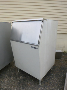 lot 18 image: Follett Ice Bin