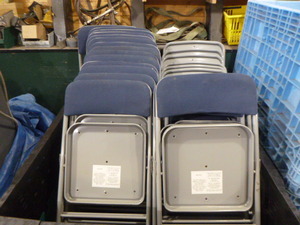lot 68 image: 27 Folding Chairs