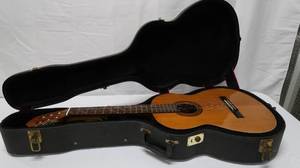 lot 3 image: Vintage Alvarez Classical Acoustic Guitar (Made in Japan) with Case