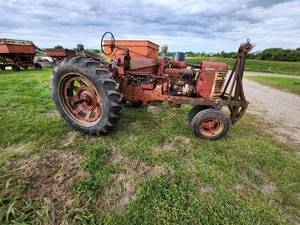 lot 4 image: Farmall 350 Tractor