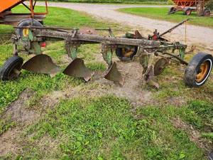 lot 5 image: JD 4 bottom Moldboard Plow