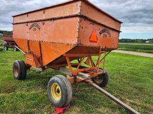 lot 6 image: Minnesota 250 Gravity Wagon 10 Ton Running Gear