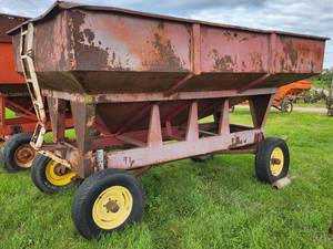 lot 9 image: 200 Bushel Gravity Wagon