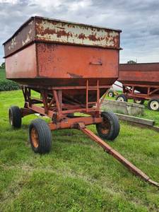 lot 10 image: Farm King Gravity Wagon 250 bushel