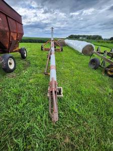 lot 12 image: Snowco Model 8006 Portable Grain Auger with Transport Wheels