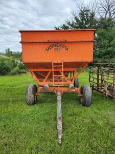 lot 13 image: Minnesota 250 Gravity Grain Wagon with Sumo 10 ton Running Gear