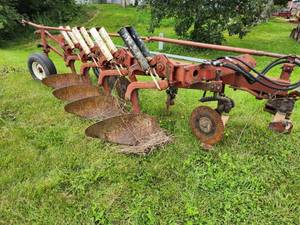 lot 17 image: IH 710 Automatic 4-Bottom Plow