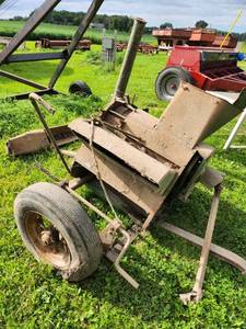 lot 25 image: John Deere vintage corn sheller