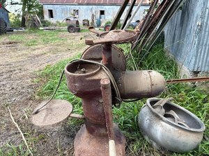 lot 31 image: Antique Cream Separator