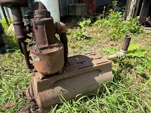 lot 32 image: Antique Surge Vacuum Pump
