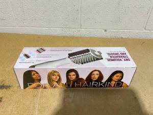 lot 113 image: Shark SmoothStyle Heated Comb and Blow Dryer Brush - 900 Watts