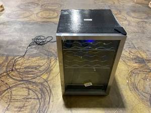 lot 77 image: Vissani 4.3 Cu. ft. Wine and Beverage Cooler #HVBC430ST