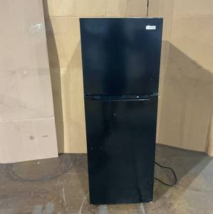 lot 201 image: Vissani 10.1 cu. ft. Top Freezer Refrigerator #MDTF10BKES4