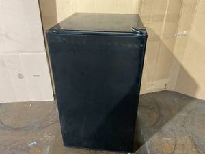 lot 202 image: Mega Chef 4.4 cu. ft. Mini Fridge #HMR440BE