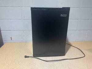 lot 212 image: Magic Chef 2.6 cu. ft. Mini Fridge #HMAR265BE