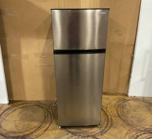 lot 227 image: Vissani 7.1 cu. ft. Top Freezer Refrigerator #MDFF7SS