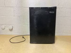 lot 401 image: Magic Chef 2.6 cu. ft. Mini Fridge #HMBR265BE1