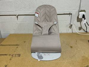 lot 143 image: BabyBjorn Bouncer Bliss, Woven, Petal Quilt