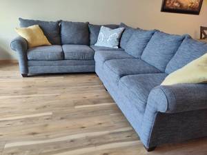 lot 1 image: Bassett 3pc Corner Sectional