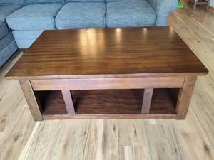 lot 15 image: Adjustable Wood Coffee Table