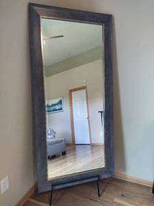 lot 4 image: Free-Standing Large Wall Mirror