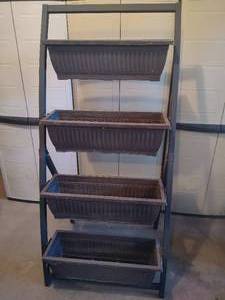 lot 101 image: Ladder Style Planter