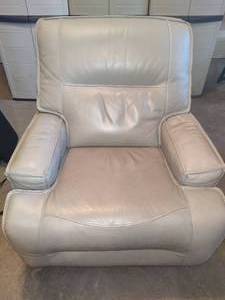 lot 2 image: Leather Electric RockerRecliner