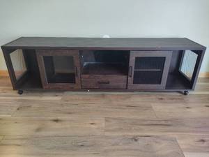 lot 20 image: Long TV Stand wDoors