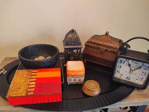 lot 48 image: Assorted Metal & Wood Decor Pieces