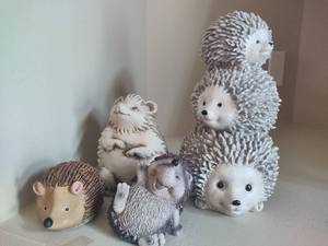 lot 34 image: Hedgehog Decor