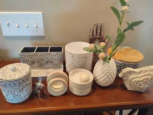 lot 54 image: Assorted Ceramic GraysWhites Decor Items