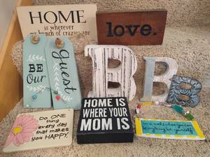 lot 70 image: Wood & Ceramic Hanging Decor