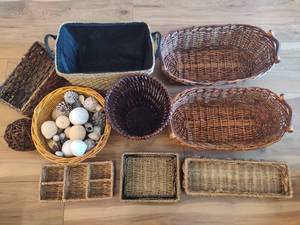 lot 90 image: Lot of SmallMedium Wicker Woven Baskets