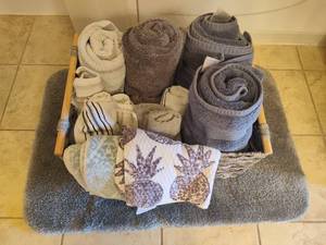 lot 120 image: Basket of Bathroom Towels