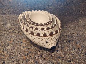 lot 128 image: Nesting Hedgehog Measuring Cups