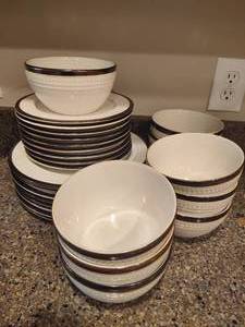 lot 129 image: Food Network Stoneware Dish Set