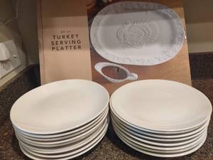 lot 130 image: Turkey Platter & White Dinner Plates