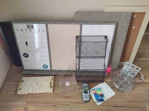 lot 145 image: Assorted Office SuppliesDecor
