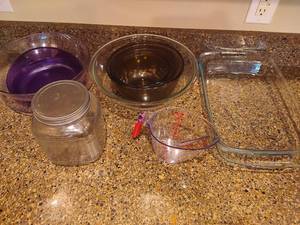 lot 153 image: Lot of GlassPlastic Kitchen Necessities