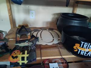 lot 162 image: Lot of Halloween Decor