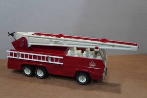 lot 5 image: Vintage Tonka Aerial Ladder Fire Truck